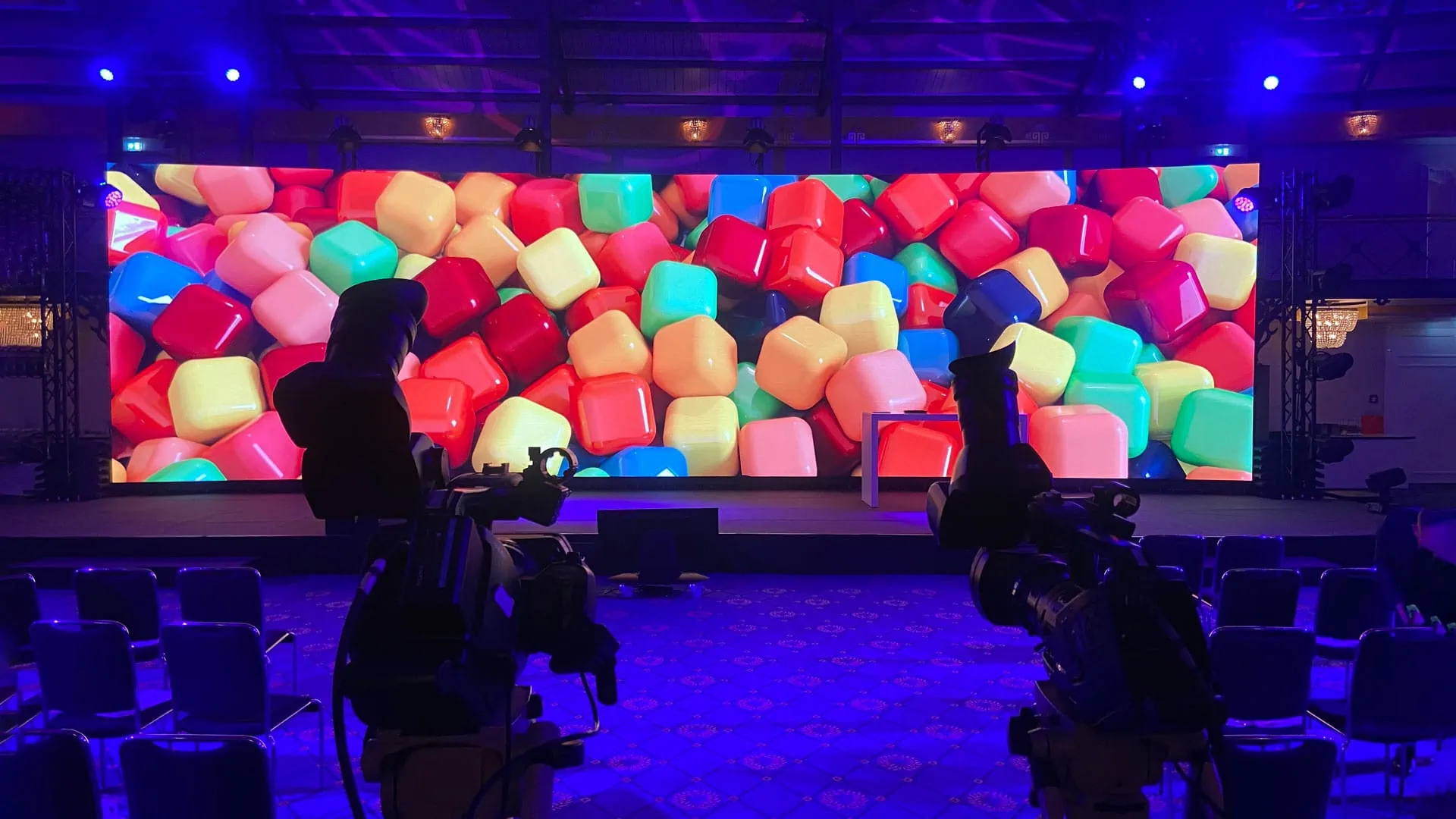 LED-Videowand Curved (Motiv Cubes) - 14,5m breit, 4m hoch