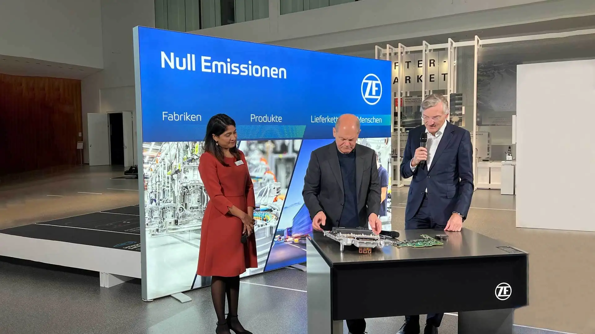 LED-Videowand mit Olaf Scholz (zf)